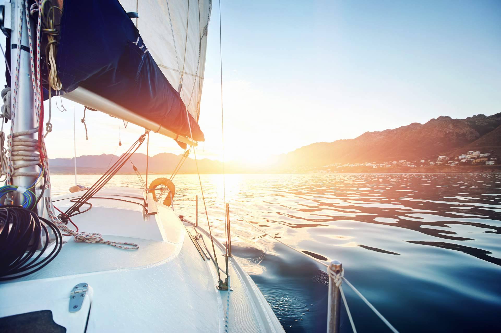 Velero navegando al atardecer